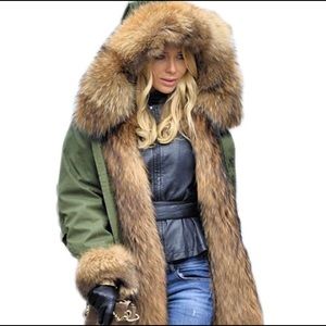 Hooded faux fur parka / snow coat